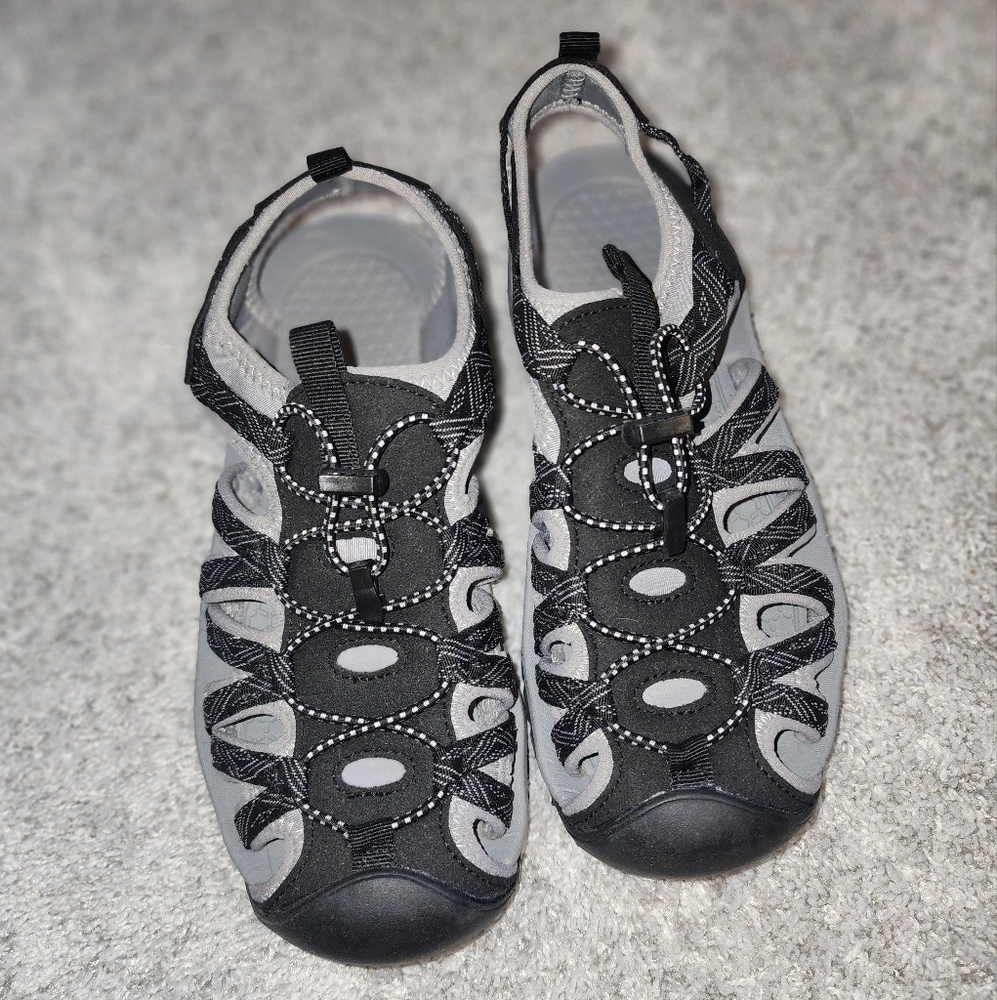 Women's hiking/water shoes size 9